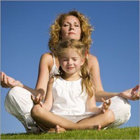 meditando madre y niña